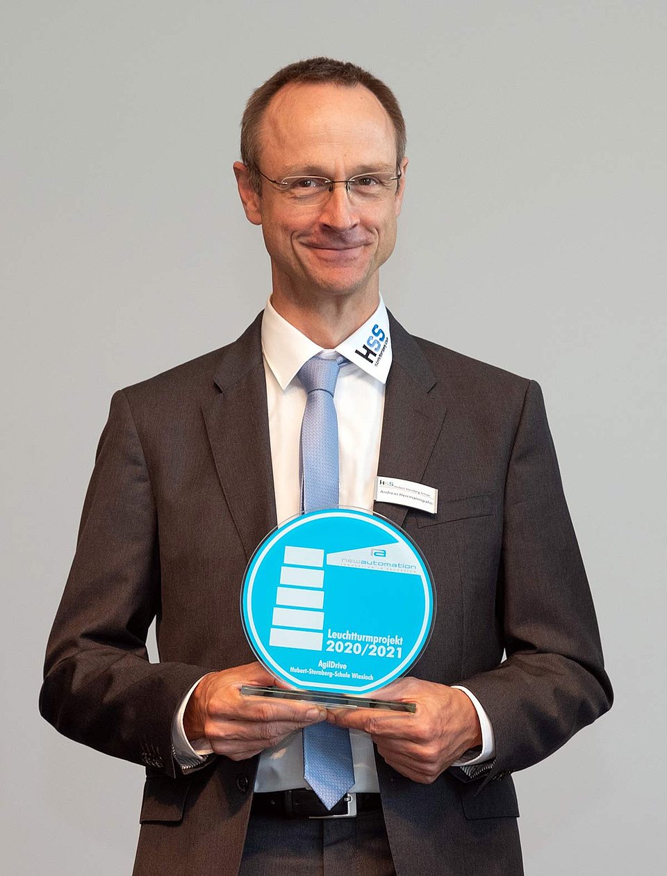 Schulleiter Andreas Herrmannspahn mit dem Pokal